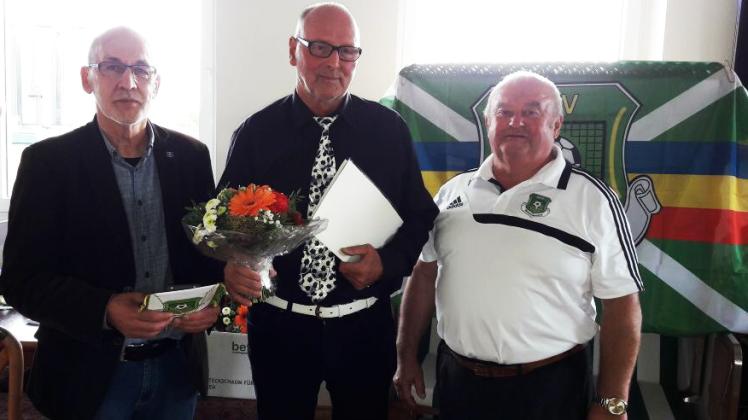 Die gute Seele der SG Motor Boizenburg: Hans Zacher, flankiert vom 1. KFV-Vorsitzenden Wolfgang Gottschling (r.) und 2. Vorsitzenden Dieter Karczewski, die herzlich gratulierten.  
