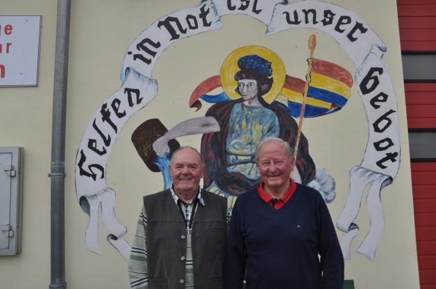Horst Wolff (l.) und Heinz Westphal aus Witzin gehören seit fünf Jahrzehnten der freiwilligen Feuerwehr an und erhielten im Juli das Ehrenzeichen am Bande für 50 Jahre treue Mitgliedschaft.