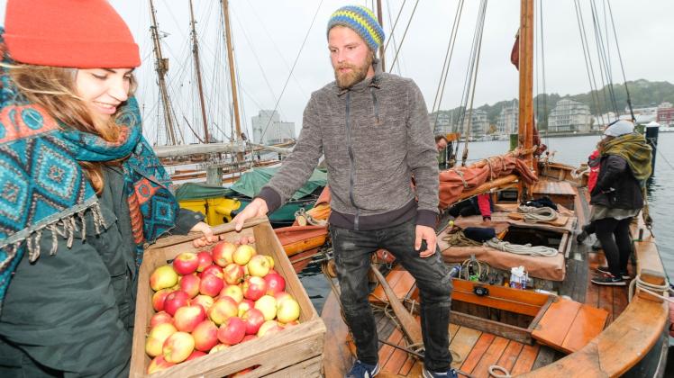 Frisches Obst auf hölzernen Schiffen: Die Flensburger Traditionssegler sind bei der Apfelfahrt dabei, fahren aber nicht zum Apfelfestival nach Gravenstein. 