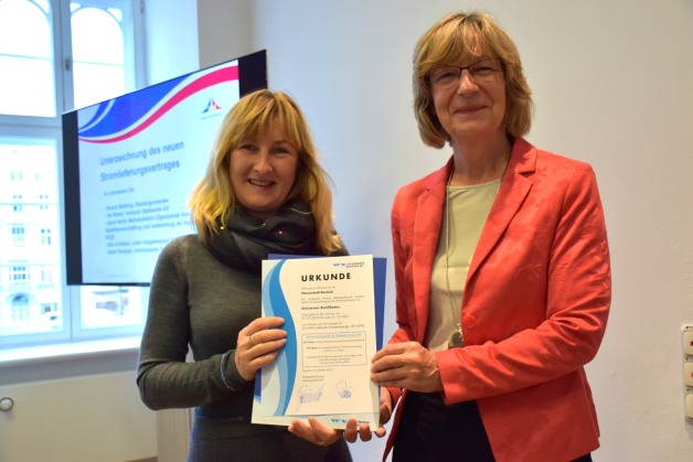 Sorgen weiter für die Stromversorgung von Rostocks Verwaltung und den Eigenbetrieben: Sigrid Hecht (KOE, l.) und Ute Römer (Stadtwerke). Sorgen weiter für die Stromversorgung von Rostocks Verwaltung und den Eigenbetrieben: Sigrid Hecht (KOE, l.) und Ute Römer (Stadtwerke).