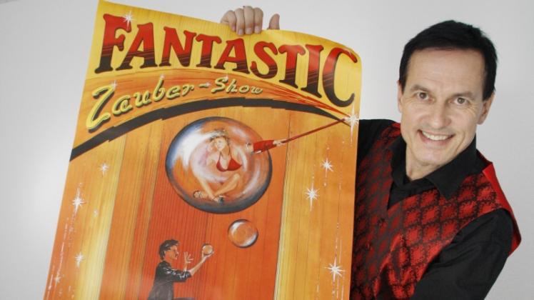 Schon mit acht Jahren fing Frank Musilinski Feuer für die Zauberei, nachdem er in der Mülltonne das Heft „Zaubern müsste man können“ gefunden hatte. Es folgten der erste Zauberkasten und eine glanzvolle Karriere, die ihn bis ins DDR-Fernsehen sowie Las Vegas und zurück führte. 