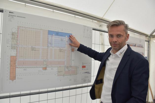 Was alles in der 22 100 Quadratmeter großen Halle untergebracht ist, weiß Projektleiter Sascha Westendorff. Er kümmert sich darum, dass alles im Zeitplan bleibt.