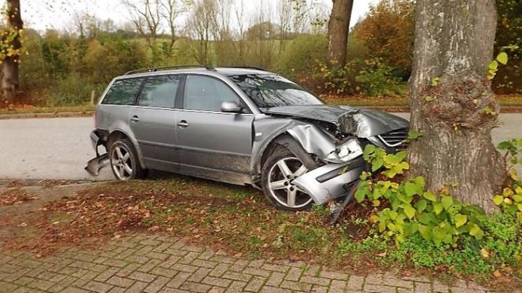VW Passat prallte frontal gegen Straßenbaum in Rugensee