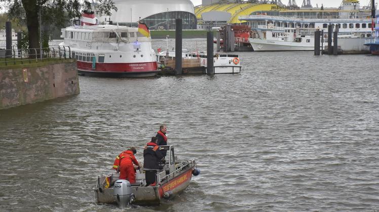 Feuerwehrmänner suchen auf der Elbe nach dem verschwundenen Kameramann.