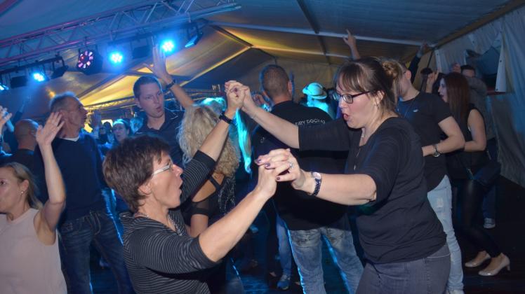 Astrid Fornalik (l.) und Sabine Zühlsdorf aus Güstrow tanzten, hier im rappelvollen Party-Zelt, bis zum Schluss.  Fotos: hans-jürgen kowalzik (3) 