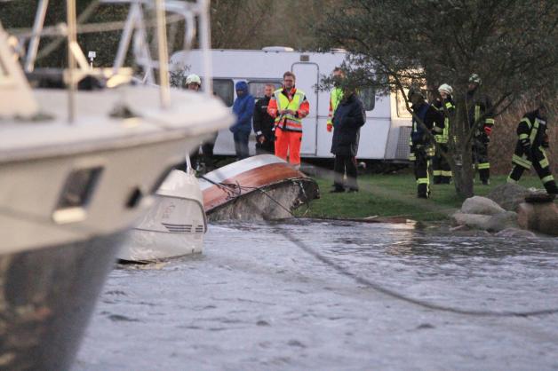 Boot kentert im Sturm bei Wolgast Boot kentert im Sturm bei Wolgast
