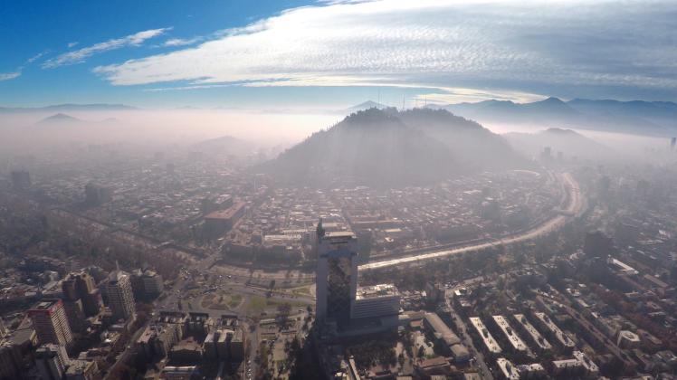 Smog über Santiago de Chile: Unter einer Rekord-Konzentration des gefährlichen Treibhausgases Kohlendioxid in der Erdatmosphäre werden nach Einschätzung von UN-Experten noch viele Generationen zu leiden haben.
