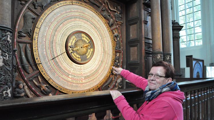 Die Geschichte und Funktionsweise der Astronomischen Uhr in der Marienkirche kennt Stadtführerin Gundula Mehnert in- und auswendig.  Fotos: Katrin Zimmer 
