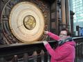 Die Geschichte und Funktionsweise der Astronomischen Uhr in der Marienkirche kennt Stadtführerin Gundula Mehnert in- und auswendig.  Fotos: Katrin Zimmer 