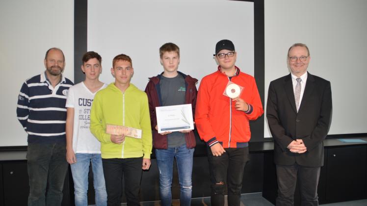 Bei der Preisvergabe: Björn Wulkop (v.l.) mit den Schülern David Gorgs, Justin Andre Bork, Lenert Kusch und Nico Wriegt. 