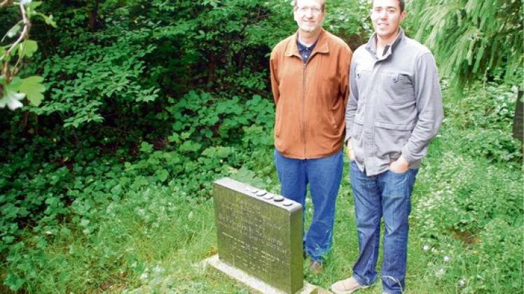 Auf dem Jüdischen Friedhof in Westerrönfeld: Neffe Dan und  sein Sohn Max haben das Grab des Ermordeten besucht. Foto: Sopha