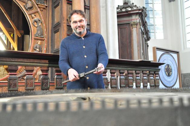 Der Chef-Restaurator der Marienkirche, Markus Mannewitz, überwacht den Aus- und Einbau der Zifferblätter. Die neue Holzscheibe hat er binnen Monaten schon vor gut neun Jahren geschaffen.