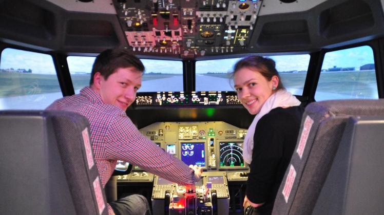 In dem originalgetreuen Cockpit einer Boeing 737 fühlen sich Roman Klitsche und Hannah-Sophie Goeritz schon richtig zu Hause. Die beiden sind Stammkunden im Rostocker Flugsimulator und kommen immer wieder gern. Fotos: Katrin Zimmer 