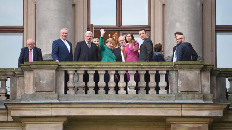 Gemeinsam auf dem Balkon: Bundeskanzlerin Angela Merkel (CDU, in Grün), Katrin Göring-Eckardt, Fraktionsvorsitzende der Grünen im Bundestag (in Pink), und Grünen-Chef Cem Özdemir (neben Katrin Göring-Eckardt) 