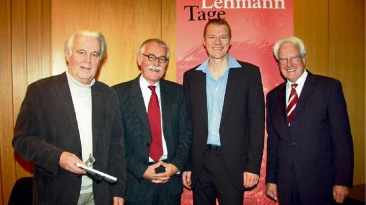 Preisträger Nico Bleutge (2.v.r.) mit den Jurymitgliedern Uwe Pörksen (l.) und Knut Kammholz (r.) sowie  Laudator  Jochen Jung. Foto: flügel