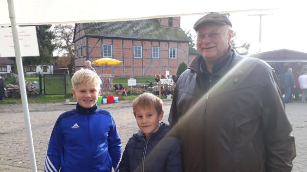 Freuen sich über den tierischen Gewinn: Detlef Guhl aus Boberow und seine beiden Enkel.