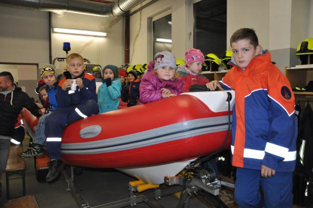Arik (re. )und seine Freunde von der Jugendfeuerwehr beaufsichtigten die Kleinen beim Klettern im neuen Rettungsboot. 