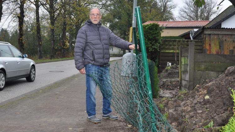 Dieter Ratajczak am zerstörten Gartenzaun: „Nur gut, dass beim Unfall kein Mensch der Bushaltestelle stand.“ Dieter Ratajczak am zerstörten Gartenzaun: „Nur gut, dass beim Unfall kein Mensch der Bushaltestelle stand.“