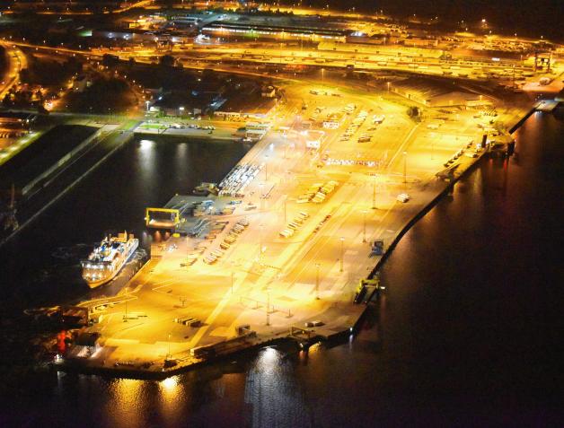 Im Überseehafen im Nordosten der Stadt boomt  täglich der Ex- und Import. 26,8 Millionen Tonnen Güter wurden 2016 umgeschlagen, hauptsächlich Getreide. Vom Pier 1 legen zudem die Fähren nach Dänemark, Schweden und Finnland ab. Sie beförderten 2016 rund 2,3 Millionen Passagiere.