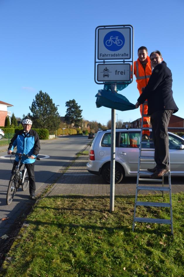 OB Olaf Tauras und Mitarbeiter Andy Bühling enthüllen das neue Verkehrsschild. OB Olaf Tauras und Mitarbeiter Andy Bühling enthüllen das neue Verkehrsschild.