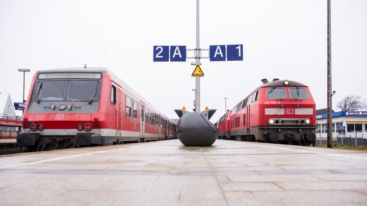 Zwei Dieselzüge der Deutschen Bahn im Bahnhof Westerland. Unter anderem für die Strecke nach Sylt fordert Verkehrsminister Bernd Buchholz (FDP) eine Oberleitung.