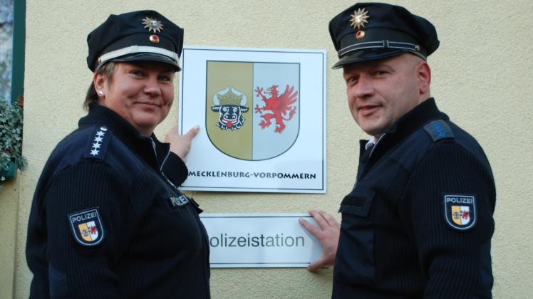Haben die Schilder für die neue Polizeistation in Banzkow schon mitgebracht: Polizeihauptkommissarin Kathrin Mach und Polizeihauptmeister Nico Ostermann. 