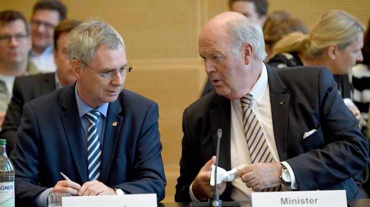 Einig: Staatssekretär Torsten Geerdts (l.) und Innenminister Hans-Joachim Grote stehen dem Ausschuss Rede und Antwort.