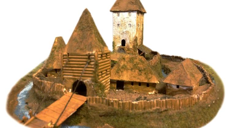 So könnte die Hauptburg der Burganlage Stegen ausgesehen haben. Peter Tietjens baute das Modell für das Heimatmuseum in Bad Oldesloe. 