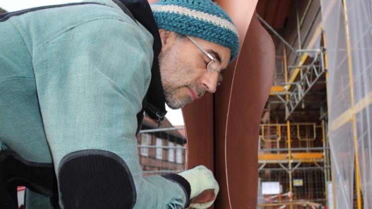 Genau hinhören muss Künstler Sebastian David beim Spannen der Saiten seiner „Windharfe“ an der Wunderblutkirche. 