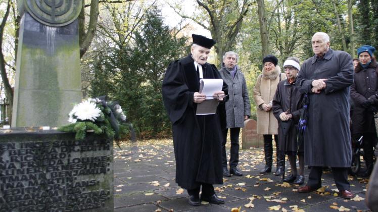 Auf dem jüdischen Friedhof im Lindenpark spricht Landesrabbiner William Wolff zwei hebräische Gedächtnisgebete zum Andenken an die Holocaust-Opfer. „Diese Menschen zu vergessen, wäre die letzte Grausamkeit, die wir ihnen noch antun könnten“, sagt er. 