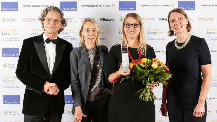 Laudator Dr. Florian Langenscheidt, Prof. Birgit Mandel (Fachkuratorin Commerzbank-Stiftung, 2.v.l.) und Astrid Kießling-Taskin (Vorstand Commerzbank-Stiftung, r.) gratulieren Maria Rauschenberger.