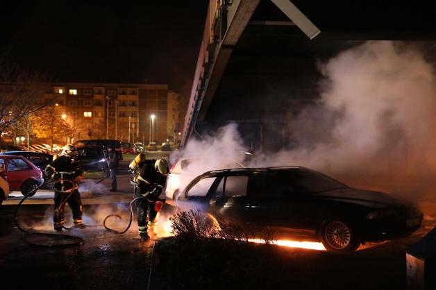 Erneut Autos in Rostock in Flammen: Zwei Pkw im Dierkower Kurt-Schumacher-Ring angezündet