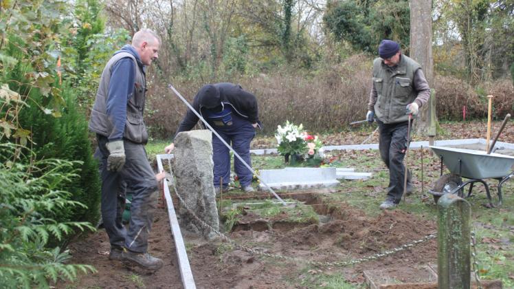 Eine größere Fläche für spätere Urnengräber wird vorbereitet. V. l. Berno Trede, Dieter unds Robert Scheel. Fotos: Traudel Leske Eine größere Fläche für spätere Urnengräber wird vorbereitet. V. l. Berno Trede, Dieter unds Robert Scheel. Fotos: Traudel Leske