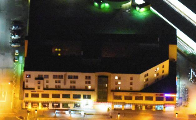 Gebäudekomplex hinterm Stralsunder Hauptbahnhof.  