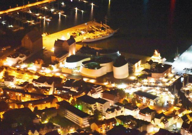 Die Stralsunder Hafeninsel. Früher war dort viel freie Fläche – heute  ist sie ein beliebter Anlaufpunkt für Touristen. Seit 2003 liegt das Segelschulschiff Gorch Fock im Hafen, seit neun Jahren beiheimatet die kleine Insel das Ozeaneum, eines der erfolg-reichsten Museen in Deutschland und längst eine der Sehenswürdigkeiten der Hansestadt.
