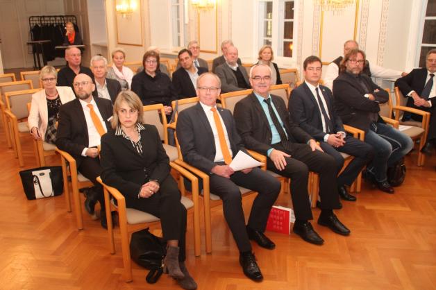 Zahlreiche Vertreter aus Gesellschaft, Politik und Kultur wohnten der Ehrung im Wismarer Rathaus bei. Unter ihnen auch die Witwe von Erhard Bräunig: Susanne Bräunig (vorne l.)