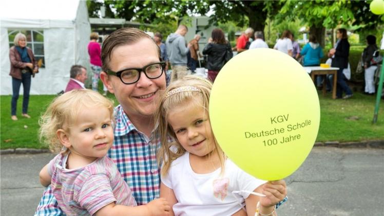Der Kleingartenverein Deutsche Scholle e.V. im Osnabrücker Stadtteil Wüste hat am Wochenende sein 100-jähriges Bestehen gefeiert. Mitgemacht haben auch die Kleingärtner Alma (1), Papa Stephan und Mathilda (6). 