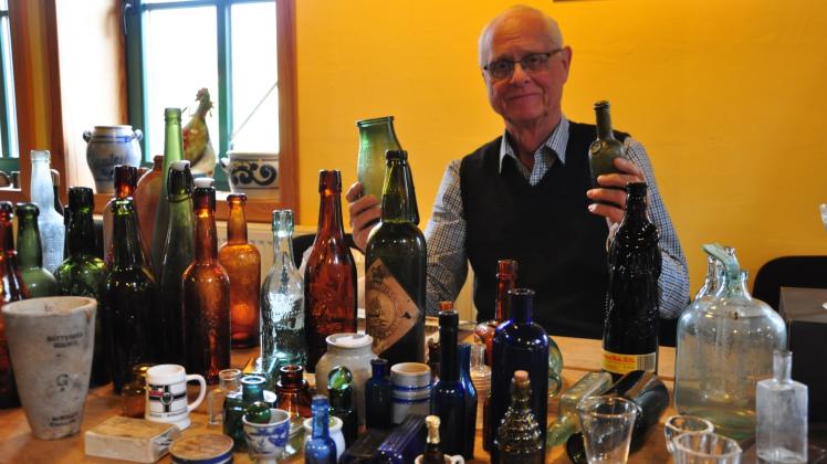 Vor 20 Jahren hat Helmut Thomsen sein Herz an eine Hamburger Bierflasche verloren, seitdem sammelt er Glas. 