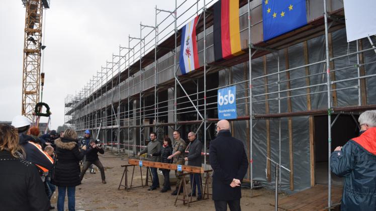 Richtfest für den Neubau gestern auf dem Fliegerhorst Laage. In der neuen Halle können Fahrzeuge mit einer Länge von 24 Metern manövrieren. 