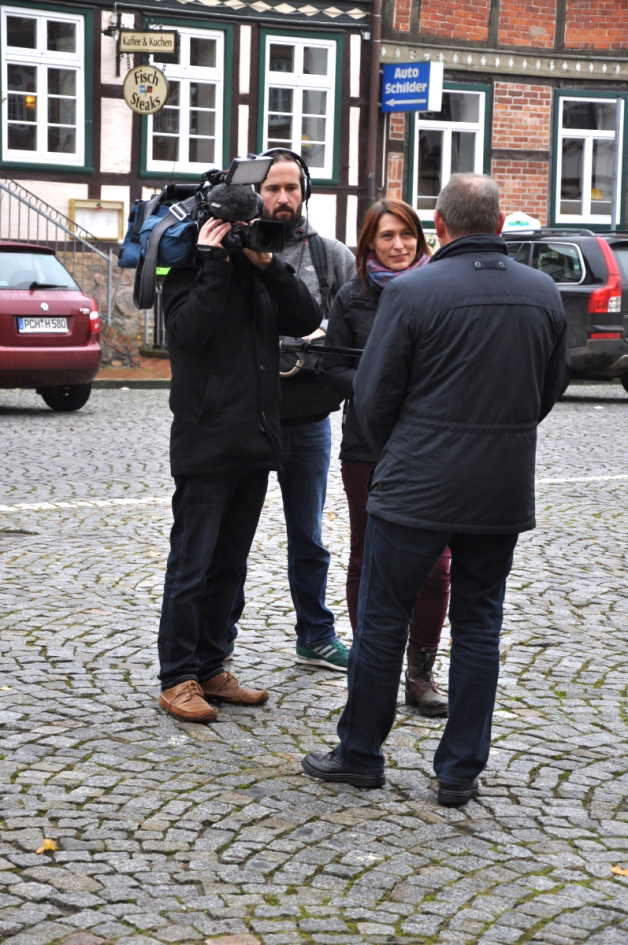 Annelie Haack mit Kameramann Mathias Burkard und Assistent Frank Zimmermann beim Interview mit dem Bürgermeister.