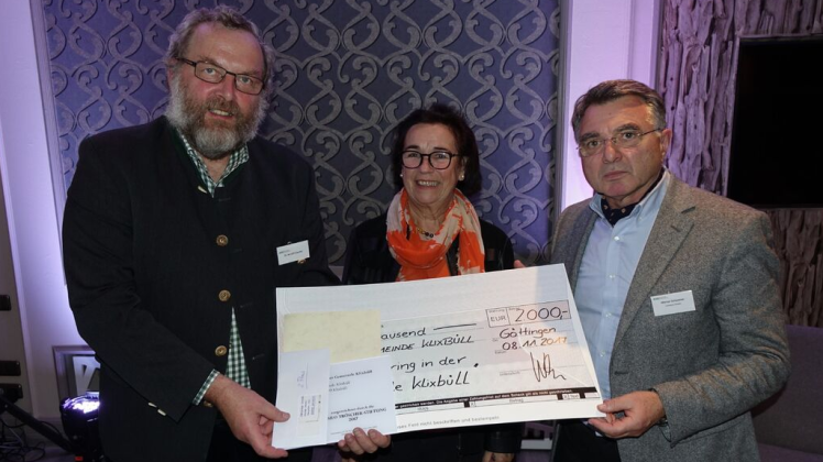 Zweite Ehrung bei der Agrarsozialen Gesellschaft in Göttingen (v. l.): Dr. Arnulf Tröscher übergibt Renate und Werner Schweizer 2000 Euro als Preisgeld. 