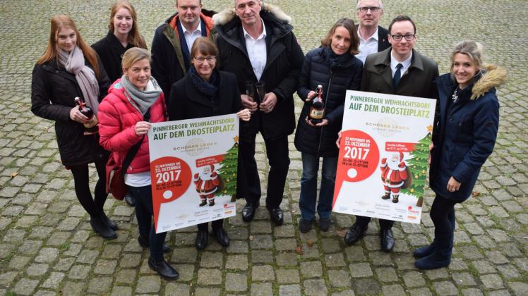 Sie sorgen für das Gelingen der sechsten Auflage des Weihnachtsmarkts: Unternehmer Jens Stacklies (Mitte) und die Organisatoren und Sponsoren. 