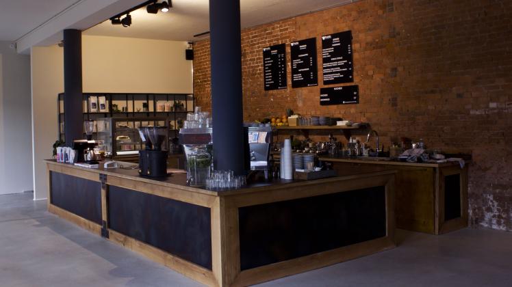 In zwei Cafés der „Public Coffee Roasters“ in Hamburg können Kunden nicht mit Bargeld zahlen. Ein Novum in Deutschland.