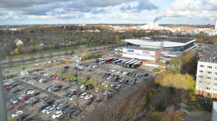 Hinter der Stadthalle soll Richtung Erich-Schlesinger-Straße ein neuer Discounter mit Parkhaus entstehen. Dadurch fallen etwa 200 Stellflächen weg. Hinter der Stadthalle soll Richtung Erich-Schlesinger-Straße ein neuer Discounter mit Parkhaus entstehen. Dadurch fallen etwa 200 Stellflächen weg.