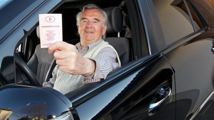 Sollten Senioren ihre Fahrtüchtigkeit künftig in Tests nachweisen, um ihren Führerschein zu behalten? Die Politik setzt auf Freiwilligkeit.