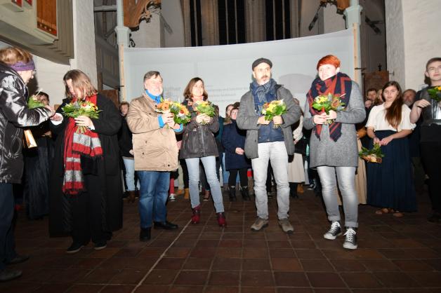 Die Protagonisten hinter den Akteuren: Kantorin Annette Burmeister, Autor Stefan Bullrich, Chorleitung Ulrike Birke und Rainer Joop, Theatergruppenleiterin Miriam Kinzler (v. l.). Foto: Maik Freitag Die Protagonisten hinter den Akteuren: Kantorin Annette Burmeister, Autor Stefan Bullrich, Chorleitung Ulrike Birke und Rainer Joop, Theatergruppenleiterin Miriam Kinzler (v. l.). Foto: Maik Freitag