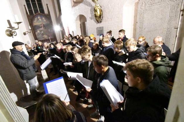 Der Schulchor des Gadebuscher Gymnasiums und der Kantorei Gadebusch bestand aus mehr als 60 Sängerinnen und Sängern, die das Luther-Spiel begleiteten.  Foto: Maik Freitag