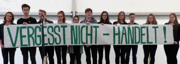 „Vergesst nicht – Handelt“ steht auf dem Banner. Das passt zum Volkstrauertag und zur Einweihung der Gedenktafel für den Todesmarsch. Schüler der Gemeinschaftsschule Brachenfeld zeigten das Banner auf der zentralen Veranstaltung zum Volkstrauertag gestern am Friedenshain. „Vergesst nicht – Handelt“ steht auf dem Banner. Das passt zum Volkstrauertag und zur Einweihung der Gedenktafel für den Todesmarsch. Schüler der Gemeinschaftsschule Brachenfeld zeigten das Banner auf der zentralen Veranstaltung zum Volkstrauertag gestern am Friedenshain.