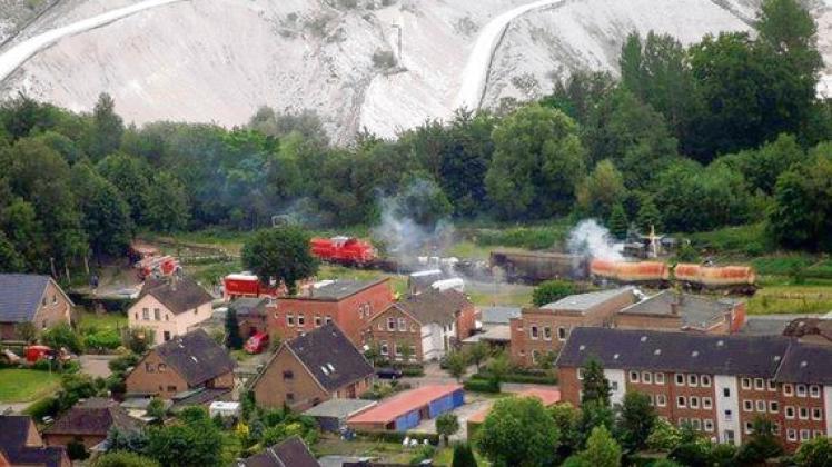 Rauch über Lägerdorf: Die Luftaufnahme zeigt den angenommenen Bahnunfall, bei dem giftige Stoffe freigesetzt wurden.