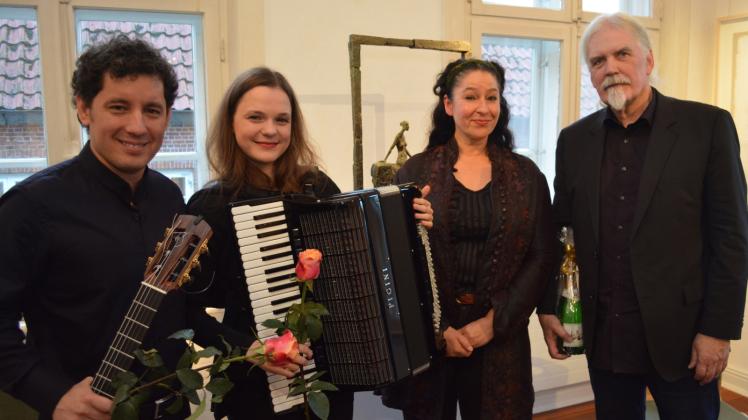 Die Musiker Jorge Paz (von links) und Lydia Schmidt, Galerie-Betreiberin Karin Weißenbacher und Künstler Michael Jastram freuten sich über den geglückten Start der neuen Ausstellung.  